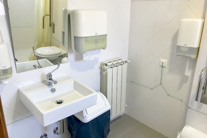 Room 12 of 25