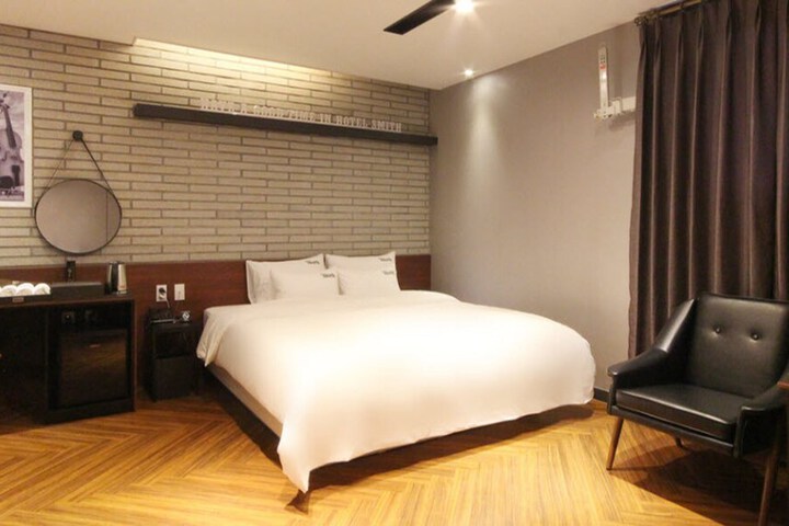 Room 16 of 25