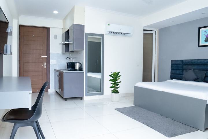 Room 11 of 32