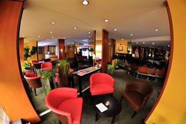Lounge 16 of 23