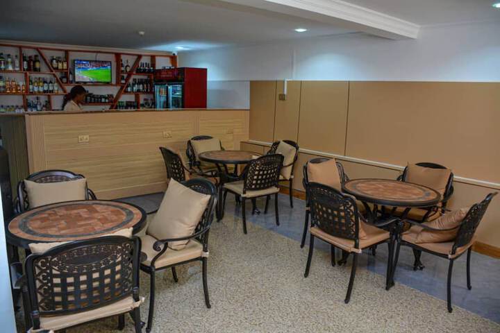 Lounge 3 of 6