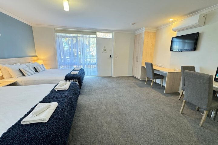 Room 33 of 90