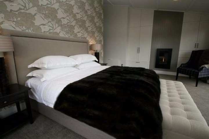 Room 2 of 63