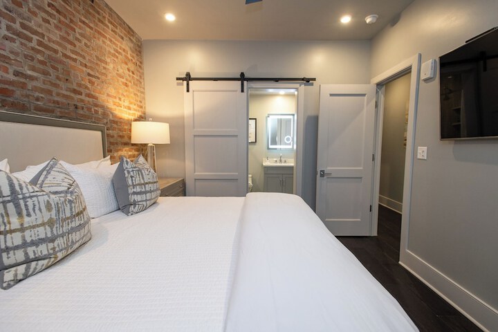 Room 33 of 371