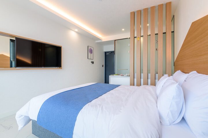 Room 9 of 35
