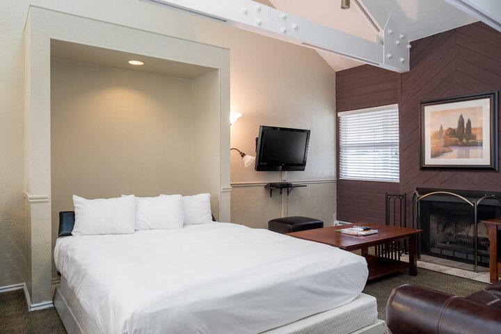 Room 13 of 32