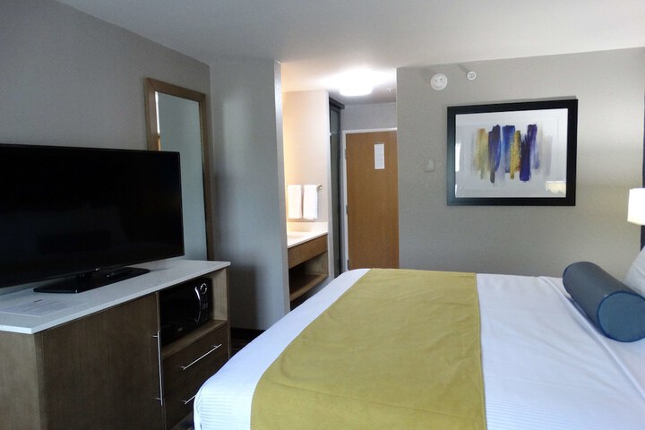 1 King Bed Microwave, Refrigerator High Speed Internet Accessible Full Breakfast (4 of 15)