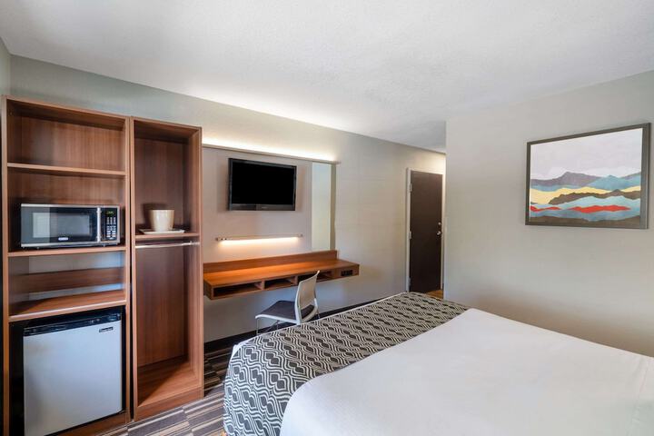 1 Queen Bed Accessible Room (8 of 11)