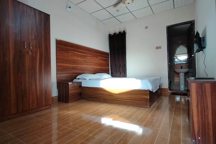 Room 9 of 25
