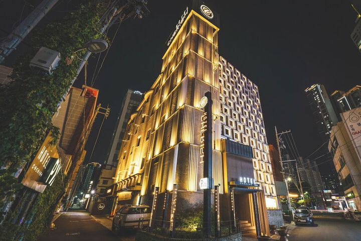 Hotel 8 of 9