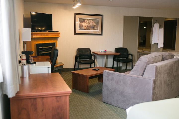 Lounge 37 of 41