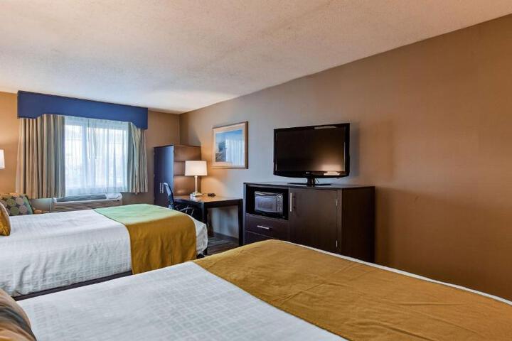 2 Queen Beds Microwave and Refrigerator WiFi Full Breakfast (8 of 12)