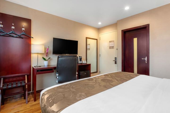 1 King Bed (10 of 14)