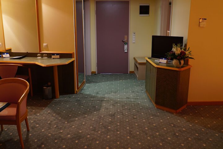 Room 32 of 95