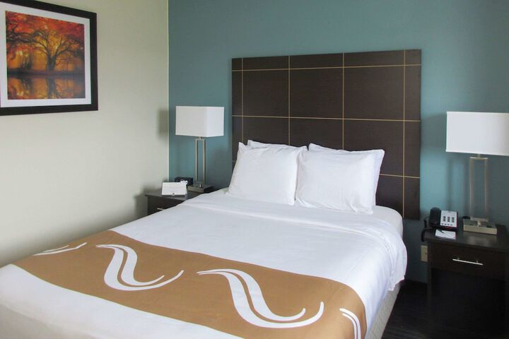 1 Queen Bed (11 of 16)