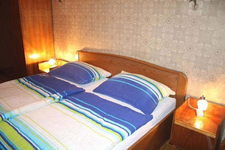 Room 6 of 8