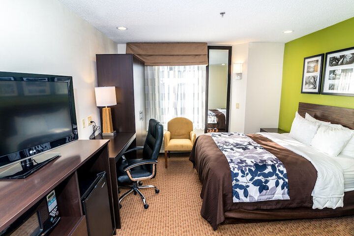Queen Bed Accessible (11 of 12)