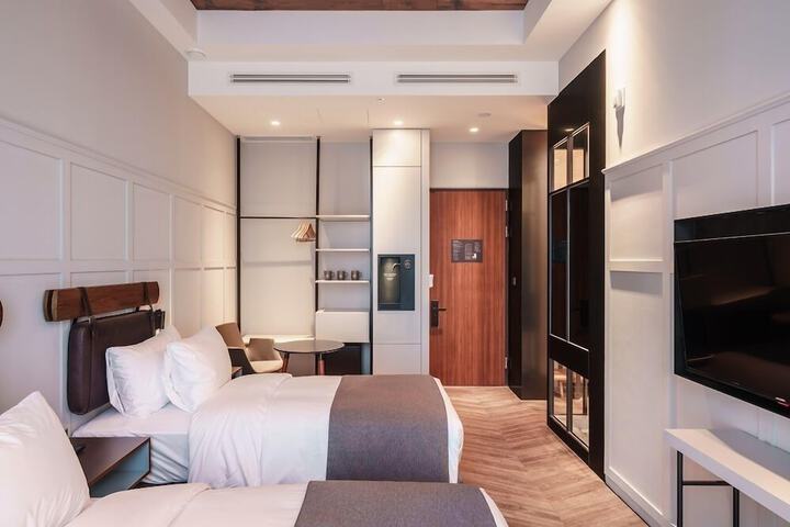 Room 13 of 35