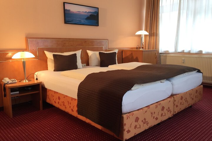 Room 9 of 37