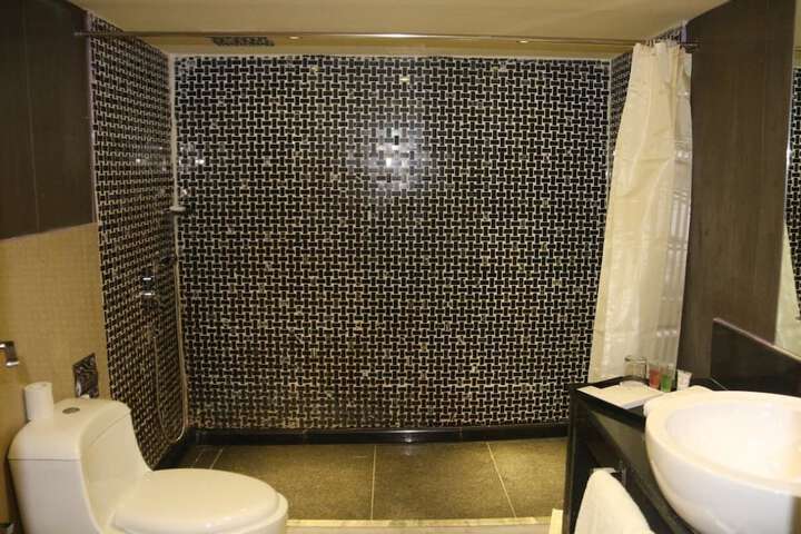 Room 32 of 82