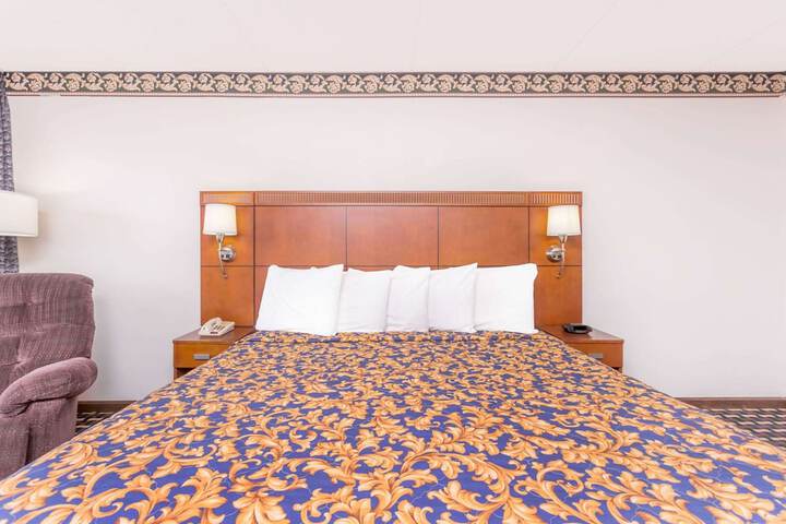 1 King Bed (9 of 12)