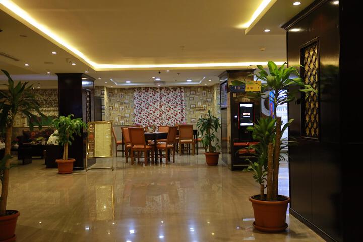 Lounge 16 of 48