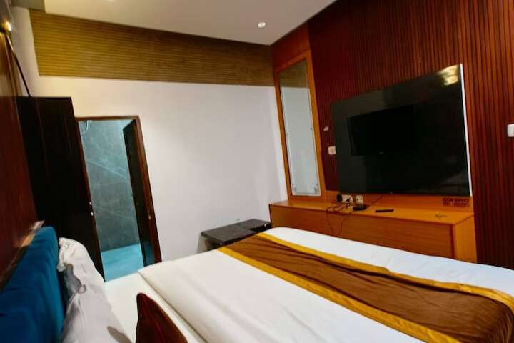 Room 4 of 11