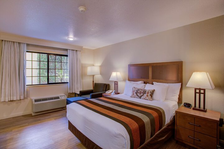 1 Queen Bed (11 of 13)