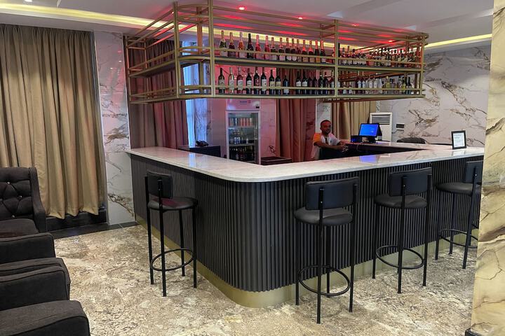 Lounge 96 of 98