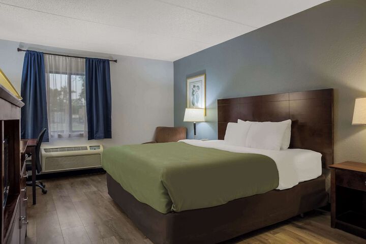 1 King Bed (5 of 20)