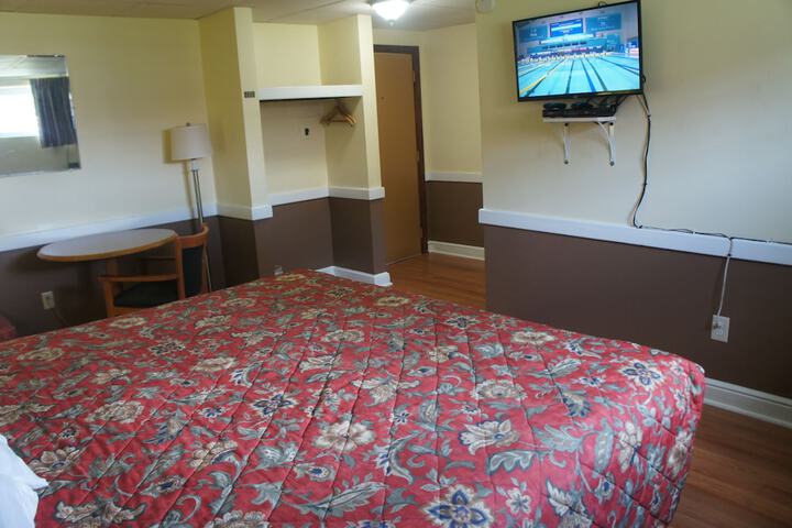 1 King Bed (2 of 12)