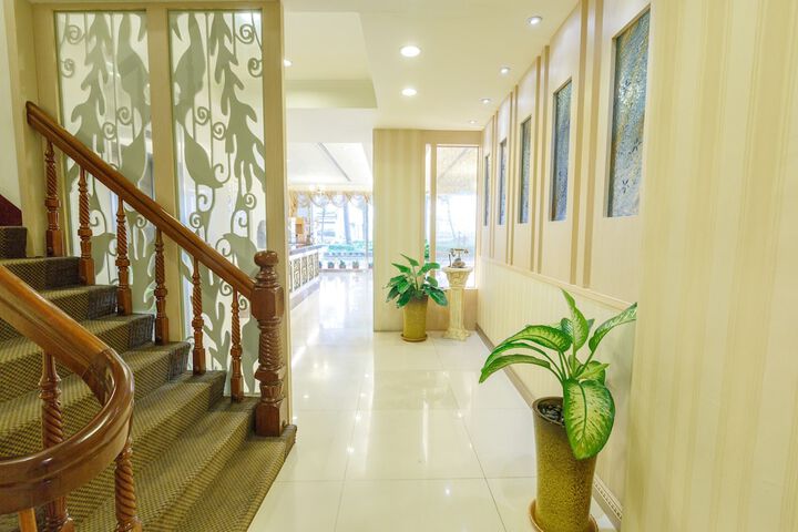 Ballroom/Hall 36 of 40