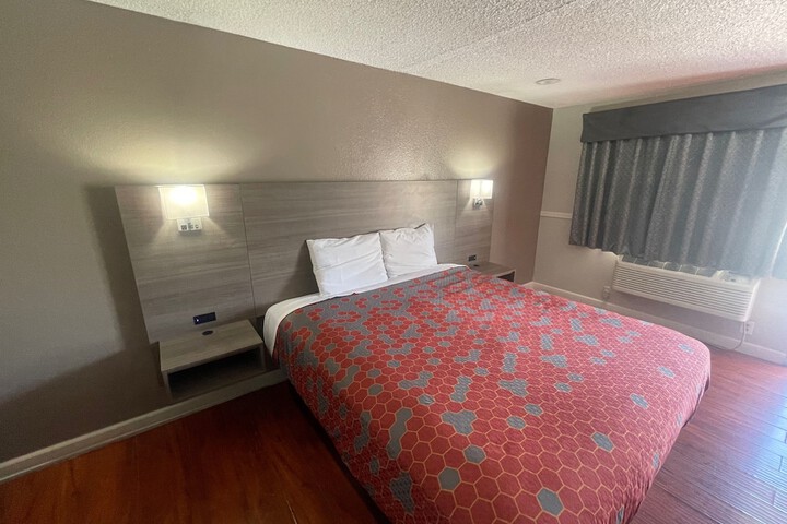 Room 9 of 21