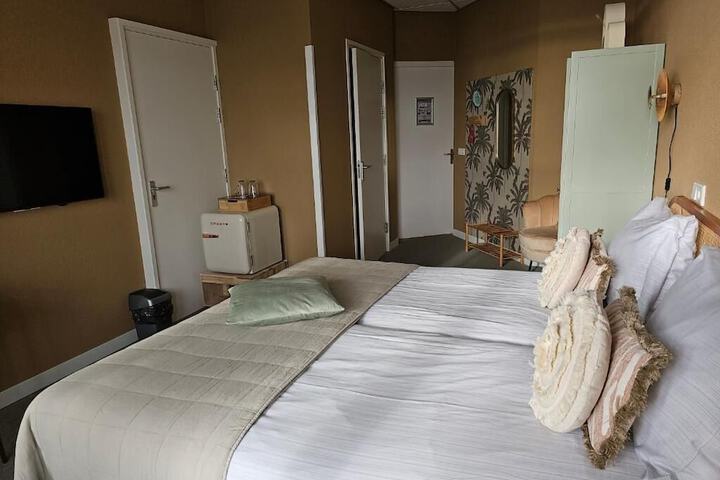 Room 10 of 42