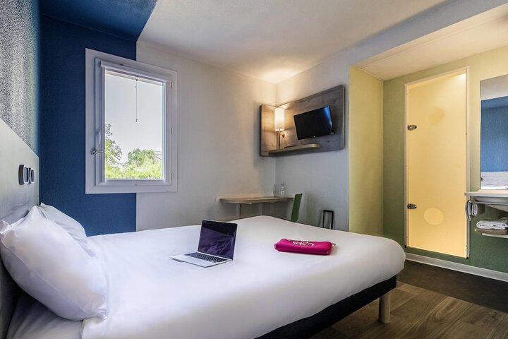 Room 10 of 68
