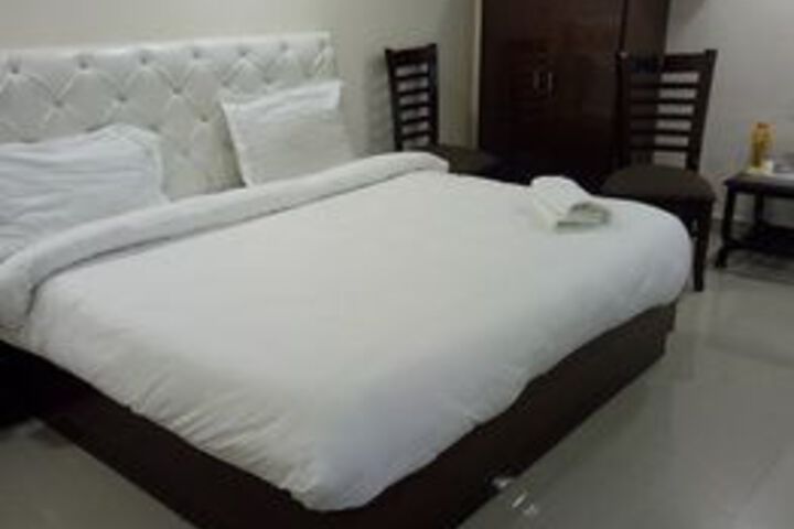 Room 5 of 12