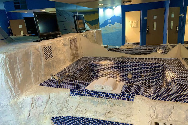Blue King Bed Main Floor (167 of 180)