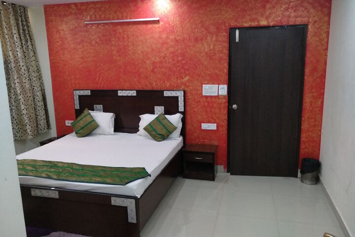 Room 6 of 13