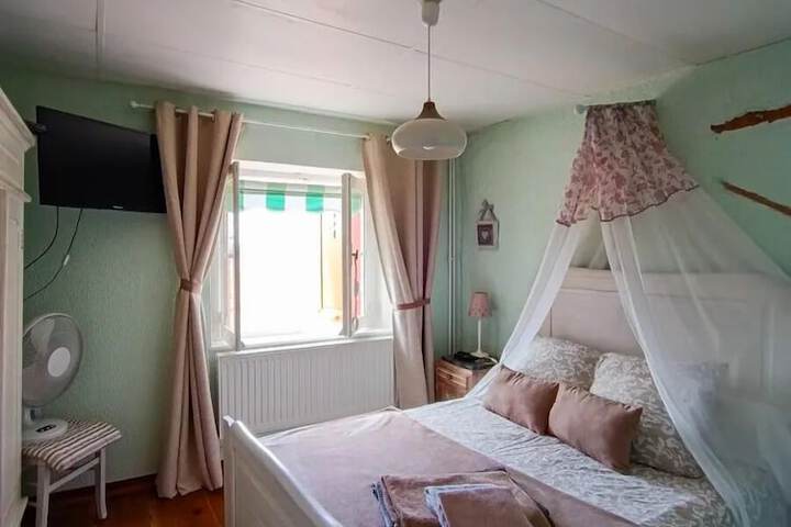 Room 2 of 81
