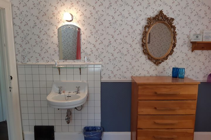 Room 9 of 215