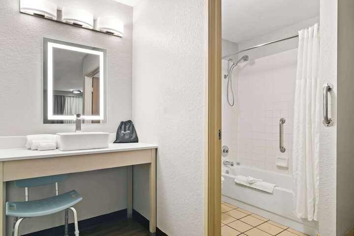Room 9 of 35