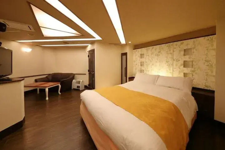 Room 4 of 4