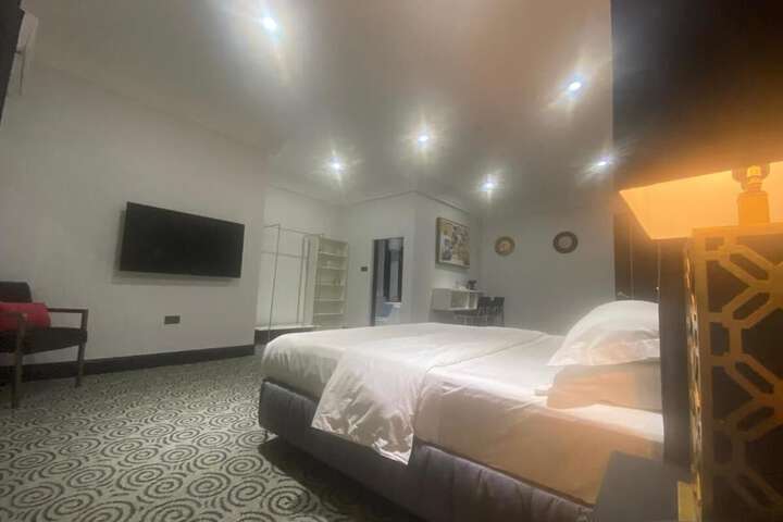 Room 13 of 33