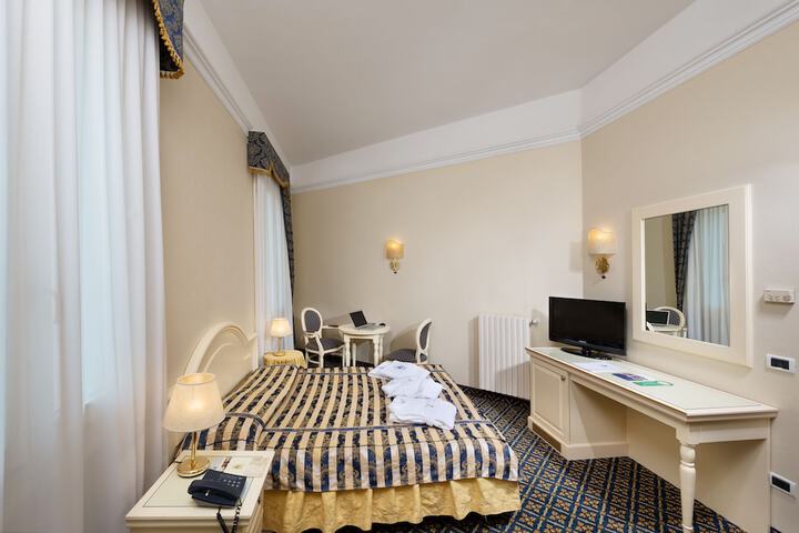 Room 13 of 45
