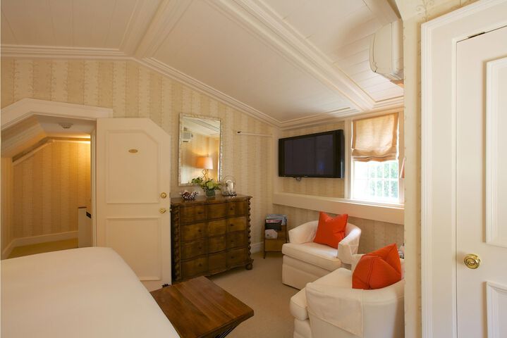 Room 9 of 42