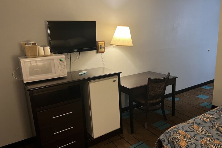 1 Queen Bed (5 of 7)