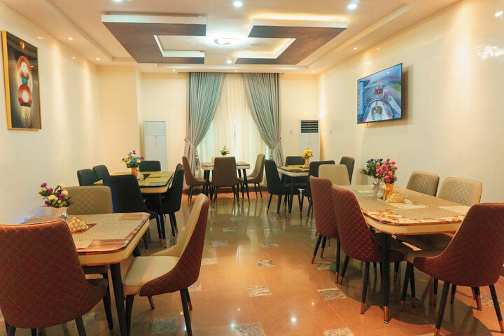 Dining 17 of 17