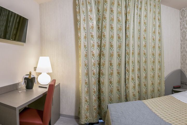 Room 6 of 32