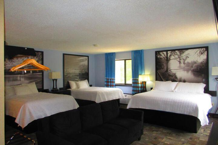 3 Queen Beds Studio Suite (7 of 11)