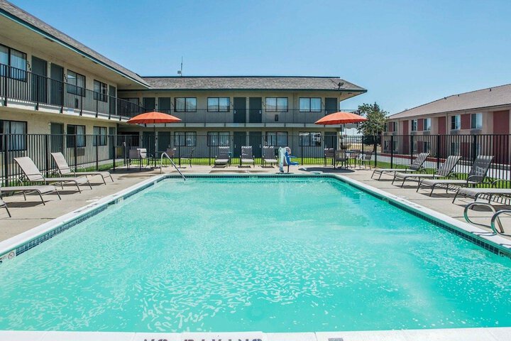 Pool 15 of 25